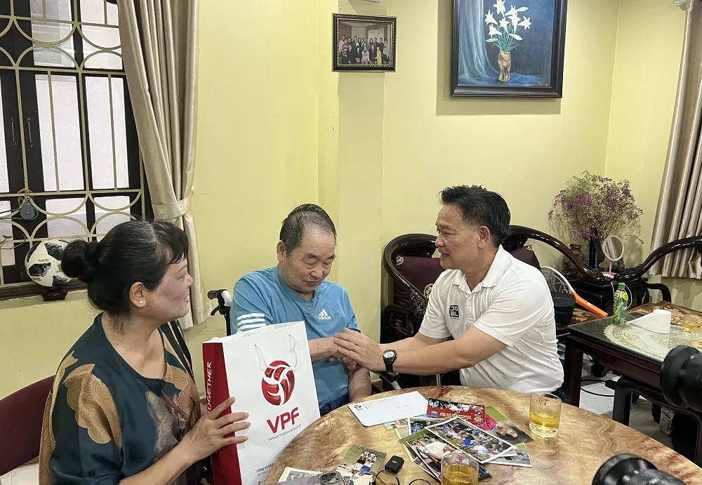 Ông Võ Văn Hùng, đại diện Công ty VPF đến thăm và tặng phần quà động viên tinh thần đến ông Vương Tiến Dũng