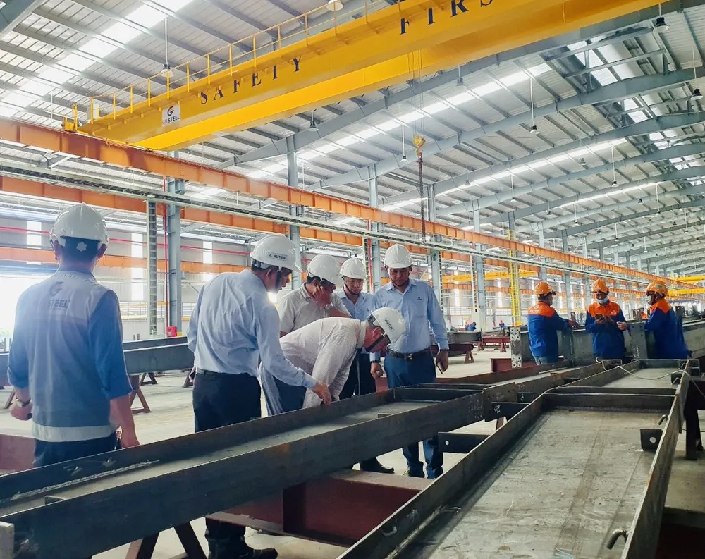 Đoàn tham quan dây chuyển sản xuất tại nhà máy