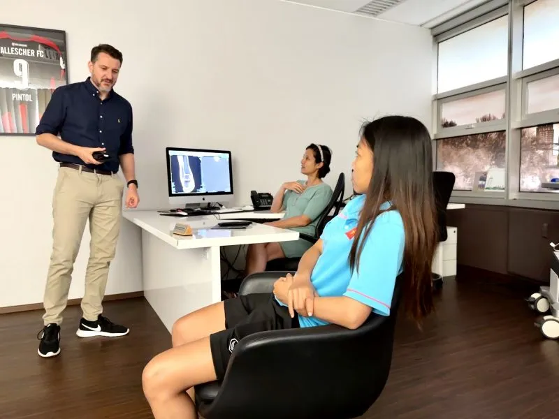 Bác sĩ tại Đức kiểm tra chấn thương của Huỳnh Như