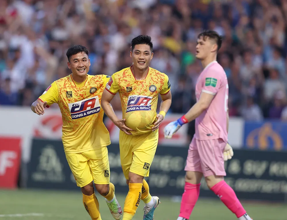 Lâm Ti Phông cùng các đồng đội sẽ kịp gượng dậy từ sau trận thua đậm trước CAHN ở vòng 11?