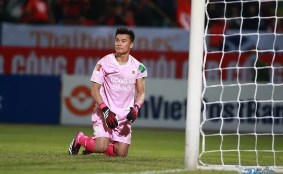 Thủ môn Bùi Tiến Dũng cũng tính chuyện rời CAHN