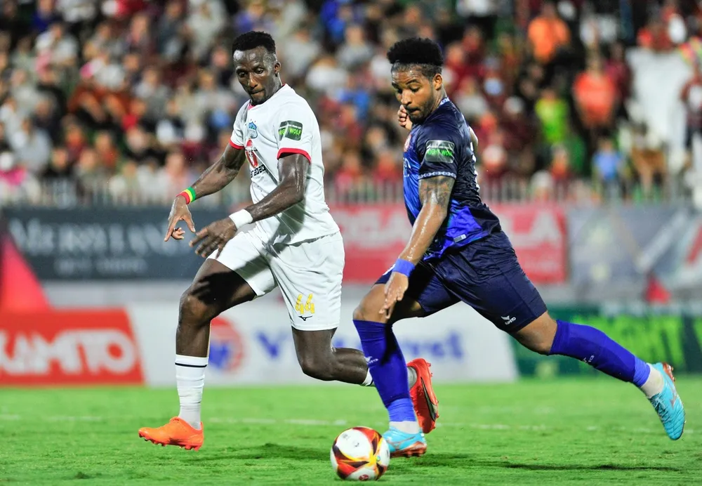 Rafaelson tỏa sáng với cú đúp cho đội chủ nhà