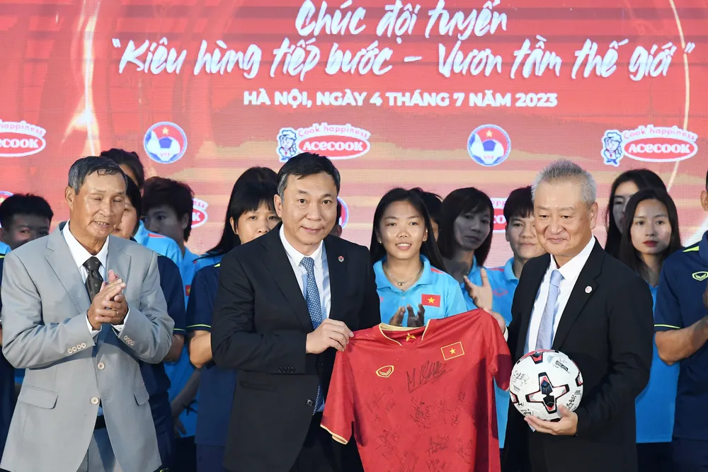 Chủ tịch VFF Trần Quốc Tuấn và đội trưởng Huỳnh Như trao tặng áo thi đấu cho nhà tài trợ