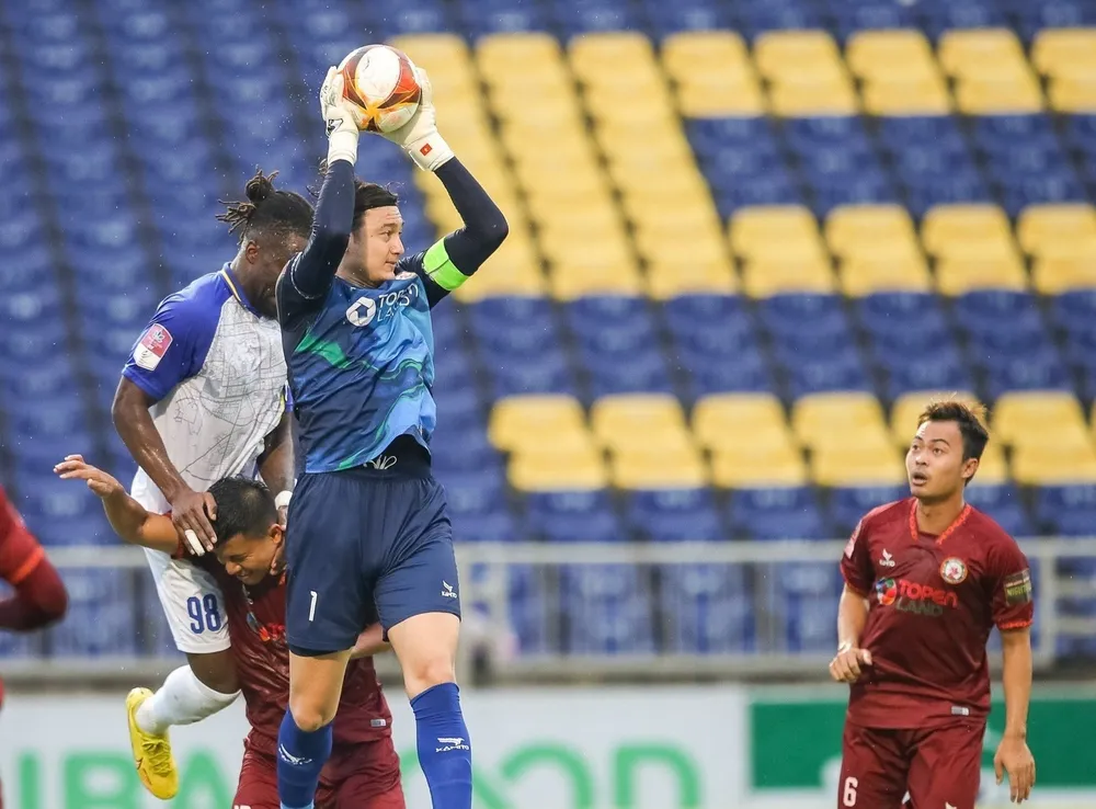 Văn Lâm vẫn là chốt chặn không thể thiếu của Bình Định