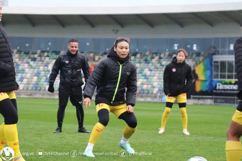 HLV Cedric Goger cùng các cầu thủ trên sân tập