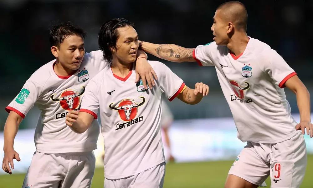 Tuấn Anh ghi bàn gỡ hòa cho HA.GL, nhưng cũng là "tội đồ" khi sút hỏng 11m ở loạt sút luân lưu
