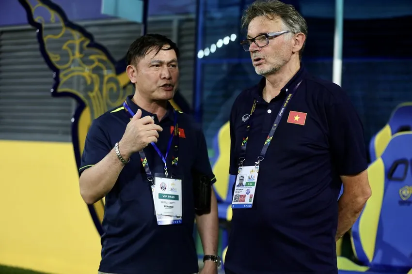 Phó Chủ tịch VFF Trần Anh Tú và HLV Troussier tại SEA Games 32. Ảnh: DŨNG PHƯƠNG