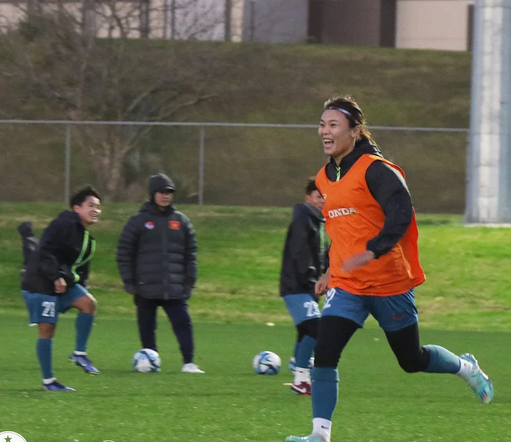 Hải Yến cùng các đồng đội trên sân tập. Đội tuyển nữ Việt Nam còn thêm 1 trận đấu giao hữu cùng đội tuyển nữ Tây Ban Nha vào ngày 14-7, trận đấu này được hai đội thống nhất đá kín để đảm bảo việc giữ kín lực lượng, đấu pháp