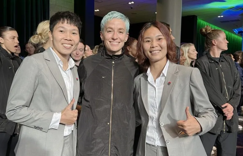 Kim Thanh và Hải Yến chụp ảnh lưu niệm cùng Megan