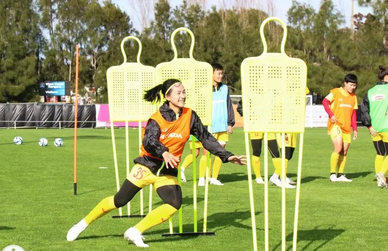 Các tuyển thủ Việt Nam trên sân tập sáng 15-7