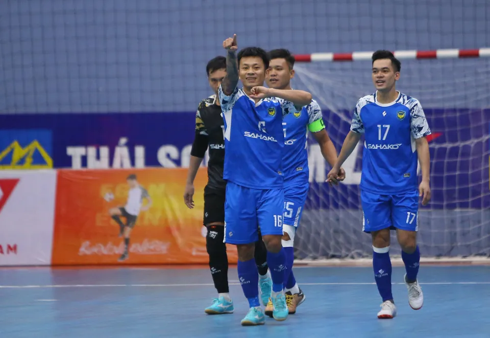 Sahako hâm nóng lại cuộc đua vô địch qua trận thắng cách biệt trước Khánh Hòa