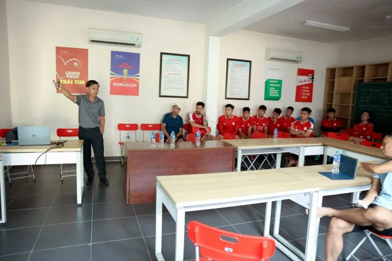 Trưởng ban trọng tài VFF Đặng Thanh Hạ phổ biến thông tin về công nghệ VAR với cầu thủ và HLV CLB Viettel