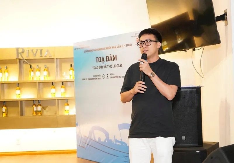 Ông Bùi Hùng Việt, đại diện nhà tài trợ Auto365 phát biểu tại lễ ra mắt giải đấu Ông Bùi Hùng Việt, đại diện nhà tài trợ Auto365 phát biểu tại lễ ra mắt giải đấu