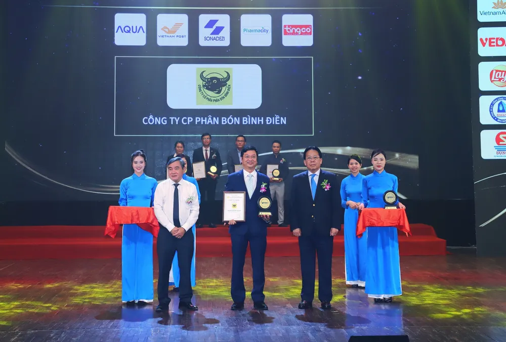 Ông Đỗ Nhật Tân (PGĐ Cty CP Bình Điền Ninh Bình) đại diện công ty Bình Điền nhận giải thưởng Nhãn hiệu nổi tiếng Việt Nam năm 2023.