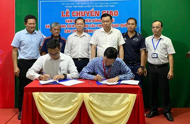 Đại diện lãnh đạo Trung tâm Huấn luyện và Thi đấu Thể thao tỉnh Bình Dương ký kết chuyển giao 12 VĐV U15 cho Trung tâm Đào tạo bóng đá trẻ Becamex Bình Dương