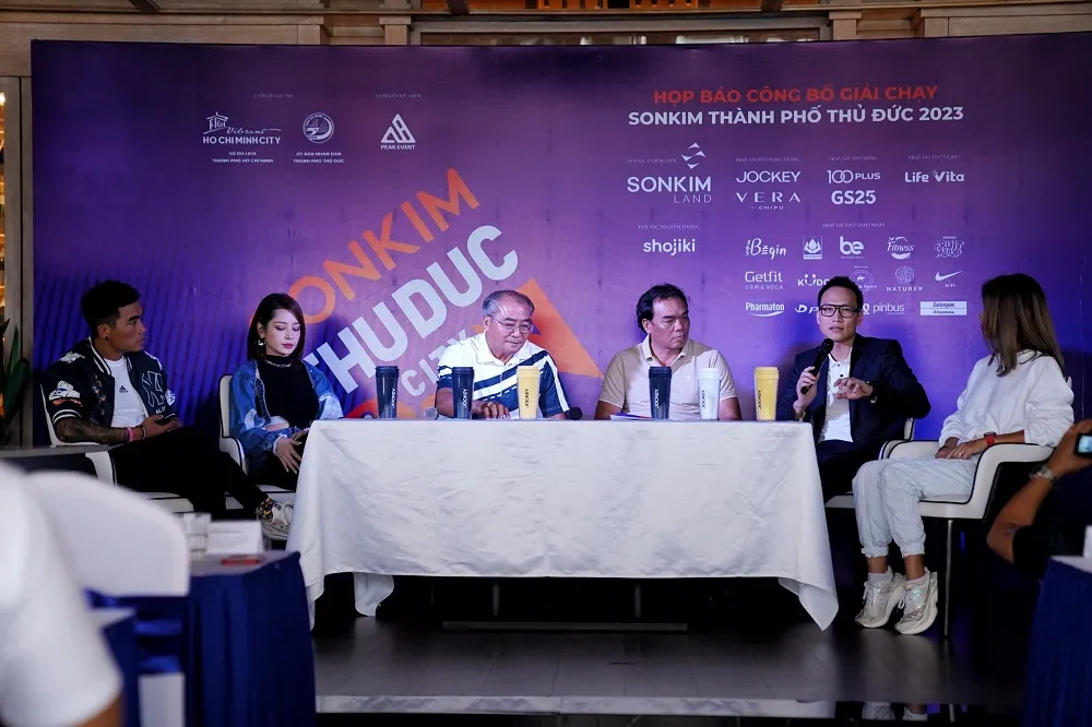 Các đại biểu trong phần giao lưu tại buổi họp báo