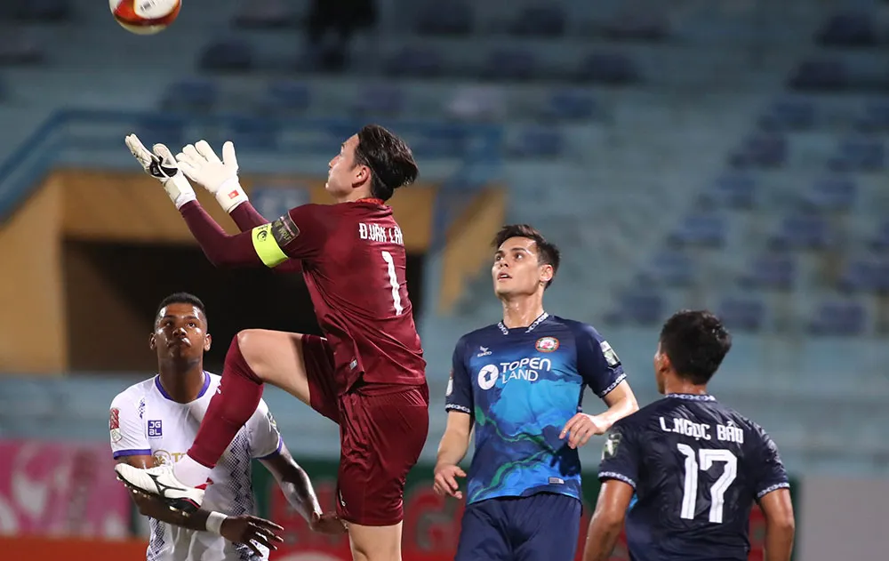 Văn Lâm và các đồng đội liệu có đòi lại "món nợ" đã thua 0-5 trước CAHN hồi đầu mùa? Văn Lâm và các đồng đội liệu có đòi lại "món nợ" đã thua 0-5 trước CAHN hồi đầu mùa?