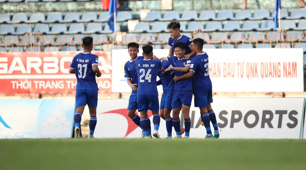 Niềm vui của cầu thủ Quảng Nam khi đánh bại đội khách PVF