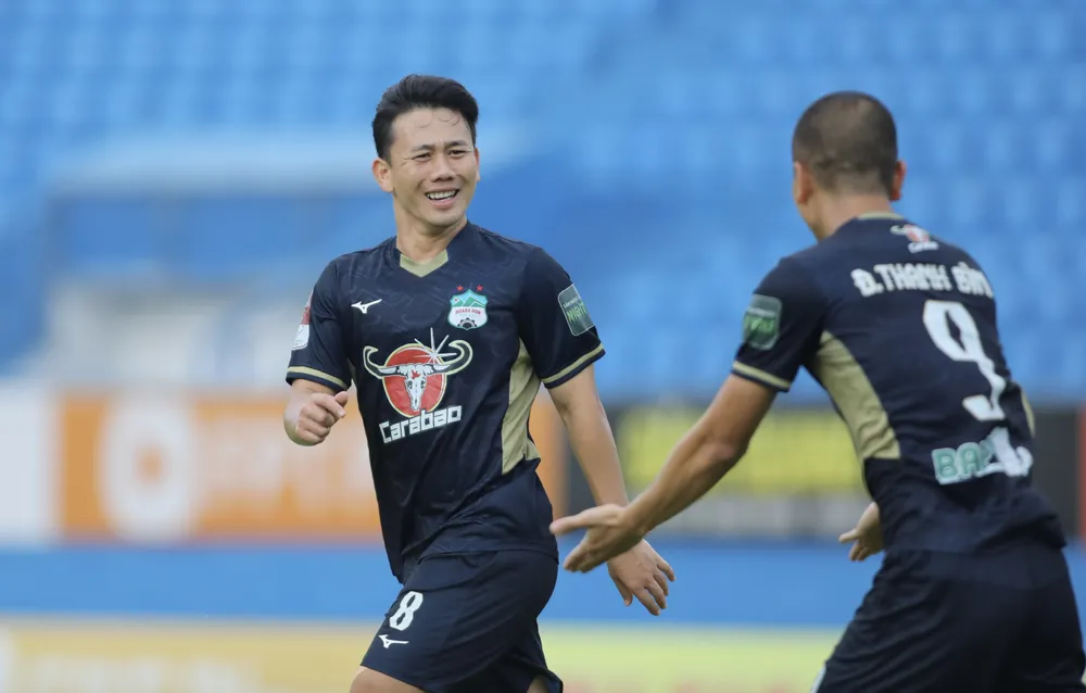 HA.GL sớm trụ hạng sau khi giành 3 điểm trên sân Bình Dương