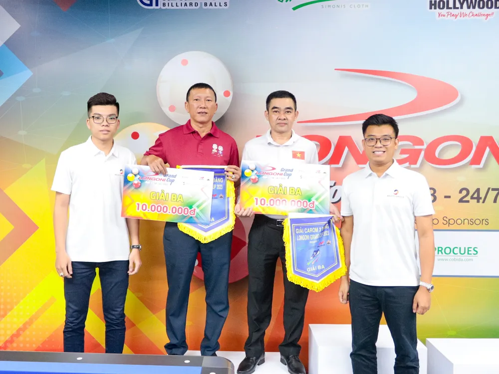 Lê Quang Vinh trao giải Ba cho 2 cơ thủ Phước Hiếu và Chí Thanh.