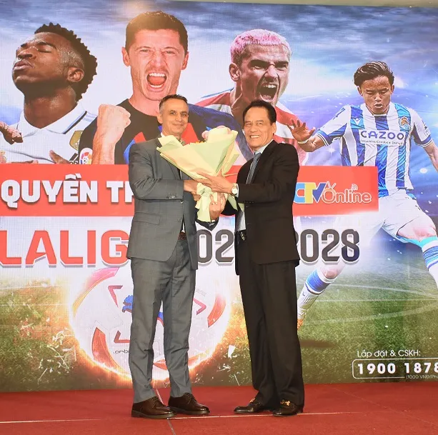 Lãnh đạo SCTV trao tặng hoa cho ông Codina, đại ALIGA khu vực Đông Nam Á, Nhật Bản, Hàn Quốc và Australia 