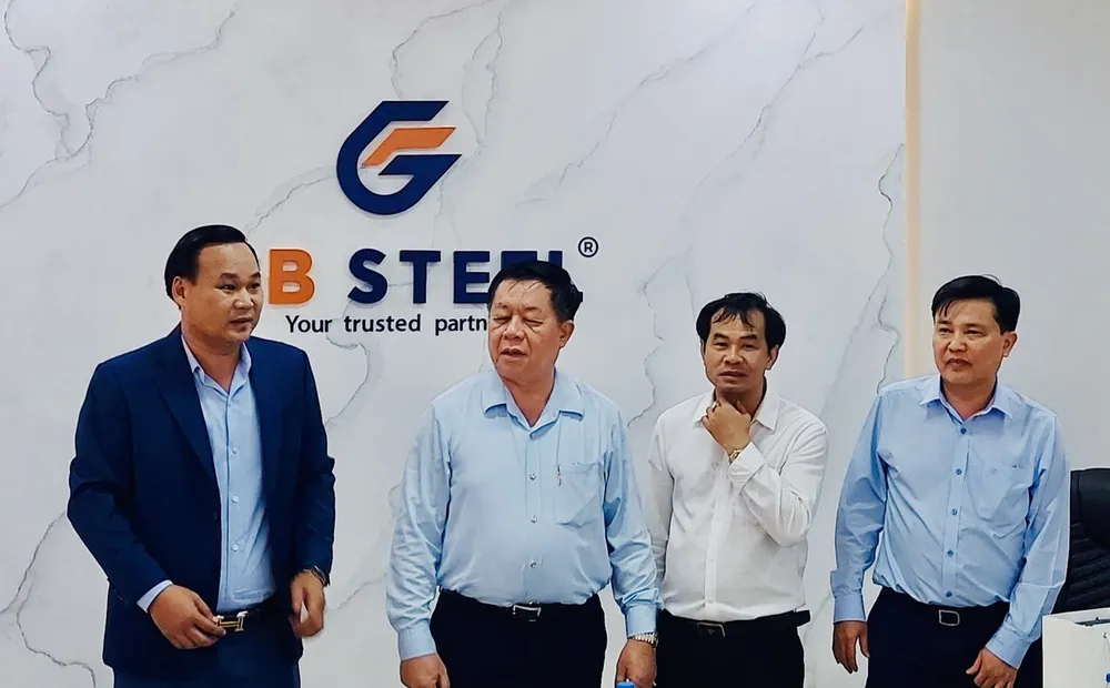 Ông Hà Văn Tự - Phó Tổng giám đốc GB Steel (bía trái) chia sẻ về tình hình hoạt động của Công ty trong thời gian qua với đoàn công tác Ông Hà Văn Tự - Phó Tổng giám đốc GB Steel (bía trái) chia sẻ về tình hình hoạt động của Công ty trong thời gian qua với đoàn công tác