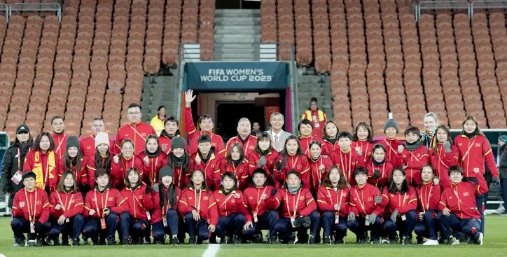 Toàn đội chụp hình lưu niệm trên sân Waikato