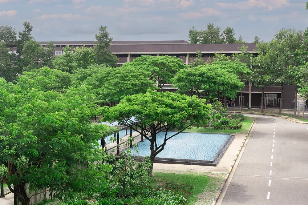 Sinh viên học nhóm tại Thư viện Trường Đại học Quốc tế Miền Đông