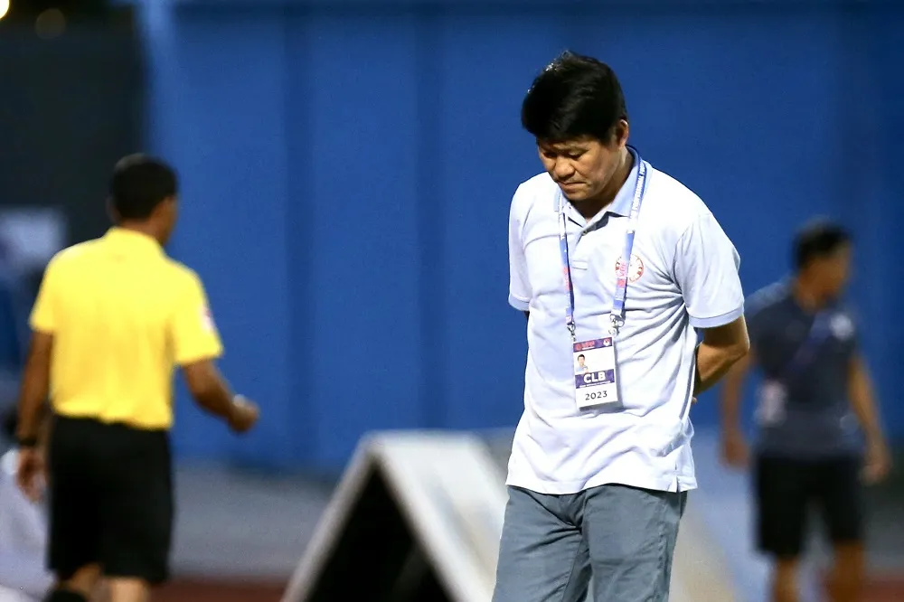 Nét đăm chiêu của HLV Vũ Tiến Thành khi đội nhà ở vào thế bất lợi trong cuộc đua trụ hạng