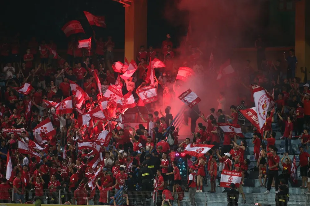 Pháo sáng lại xuất hiện trên sân Hàng Đẫy