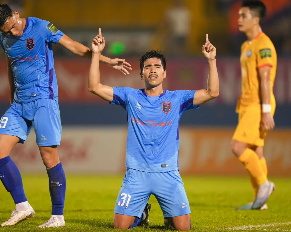 B.Bình Dương có sự thoải mái về tâm lý trong chuyến hành quân đến sân Thống Nhất vào chiều 11-8