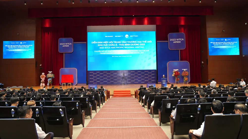 Toàn cảnh diễn đàn vào sáng 10-8