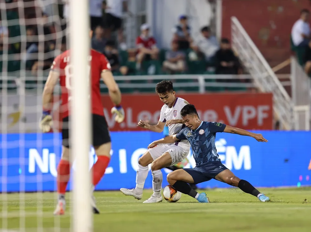 Hậu vệ CLB TPHCM nỗ lực ngăn chặn pha tấn công của B.Bình Dương