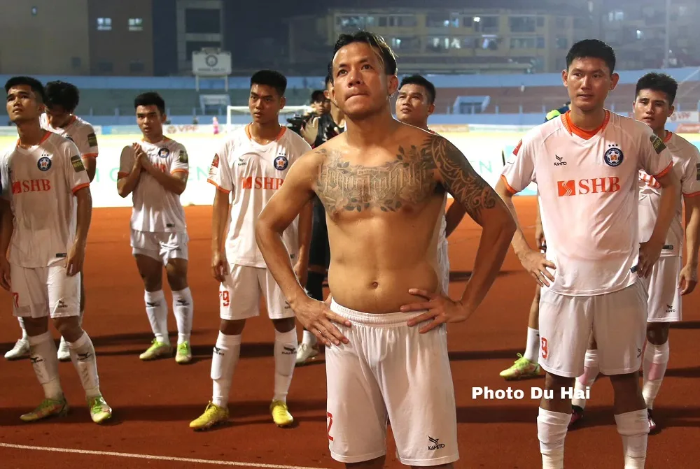 Cầu thủ Đà Nẵng lặng lẽ khi nghe kết quả trên sân Thống Nhất Cầu thủ Đà Nẵng lặng lẽ khi nghe kết quả trên sân Thống Nhất