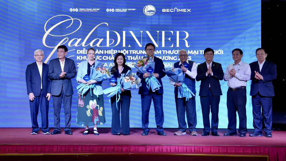 Các đại biểu chụp ảnh lưu niệm