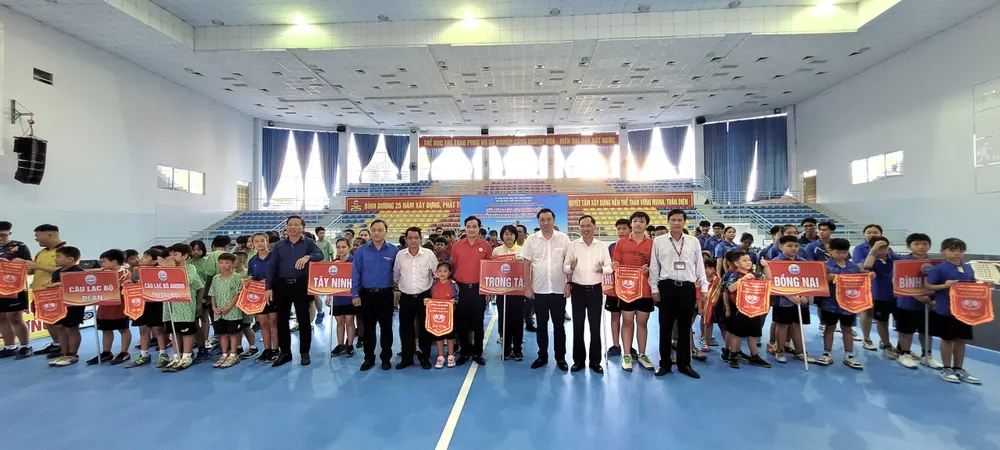 Các đại biểu tặng cờ và chụp hình lưu niệm với các đoàn về tham dự giải