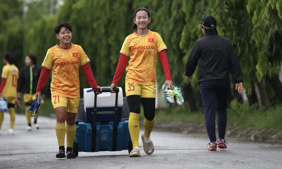 Các cầu thủ trở ra sân tập sau 1 tuần nghỉ ngơi Các cầu thủ trở ra sân tập sau 1 tuần nghỉ ngơi