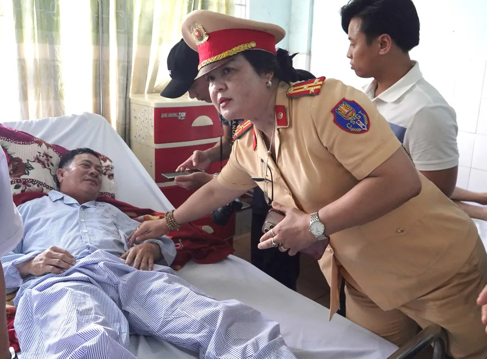 Cảnh sát giao thông Công an tỉnh Gia Lai thăm hỏi, động viện tài xế Nguyễn Tú Sinh. Ảnh: Minh Vỹ.