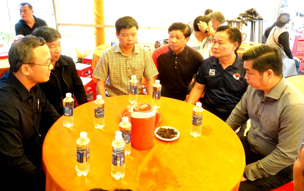 Đoàn công tác Trung ương và lãnh đạo tỉnh Gia Lai, Tập đoàn HAGL đến viếng trợ lý HLV Dương Minh Ninh. Ảnh: Minh Vỹ.