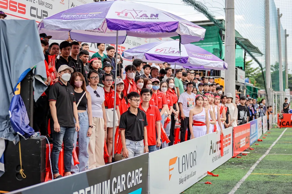 Đông đảo khán giả đến sân theo dõi và cổ vũ trận chung kết của mùa giải Đông đảo khán giả đến sân theo dõi và cổ vũ trận chung kết của mùa giải