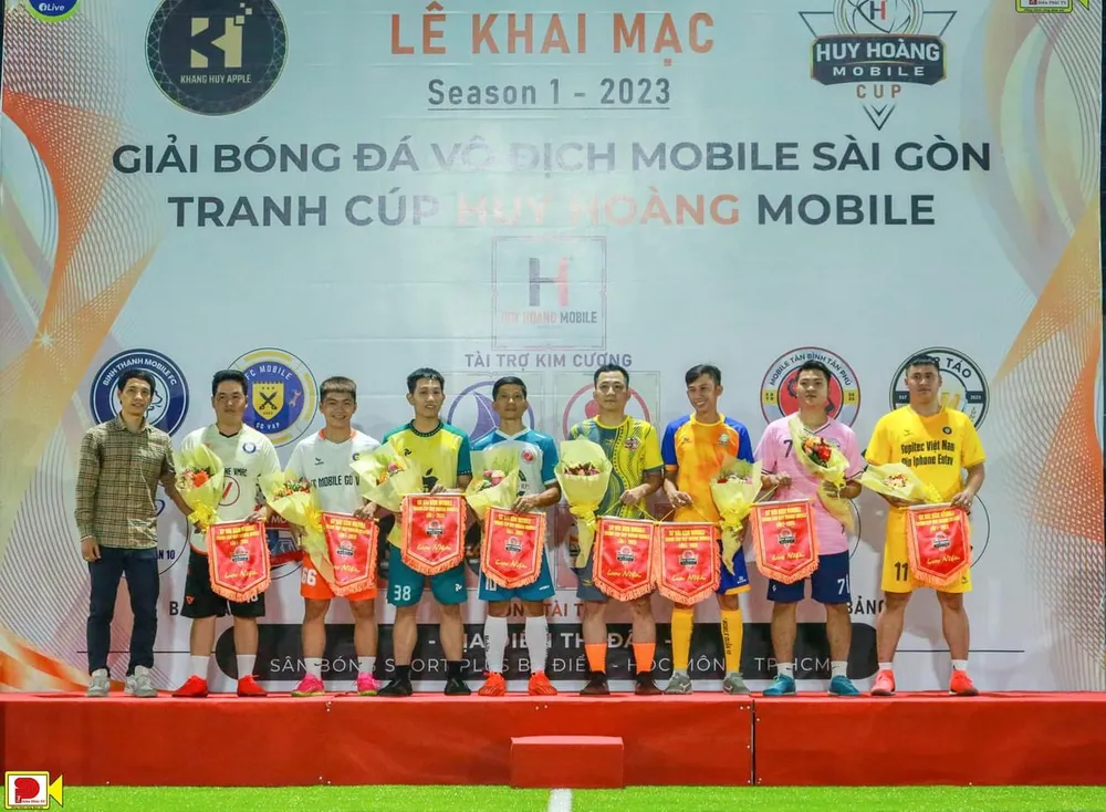 Đại diện các đội chụp ảnh lưu niệm