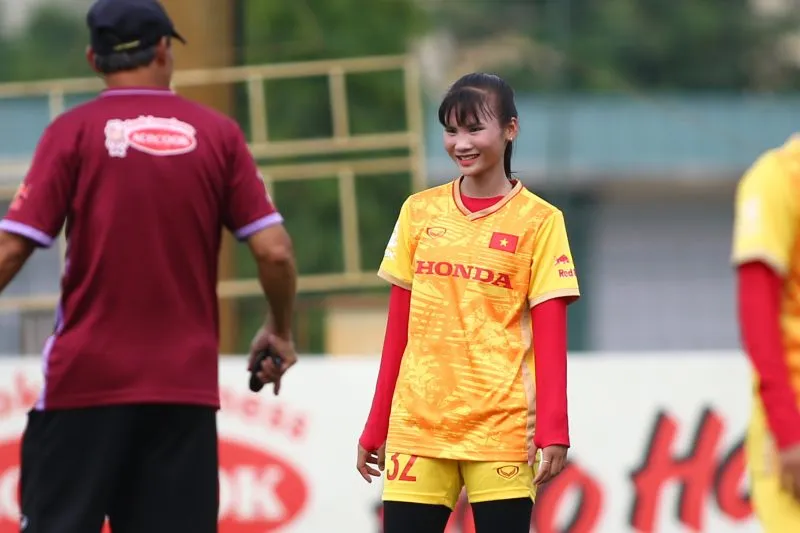 HLV Mai Đức Chung trao đổi cùng Thùy Linh trên sân tập