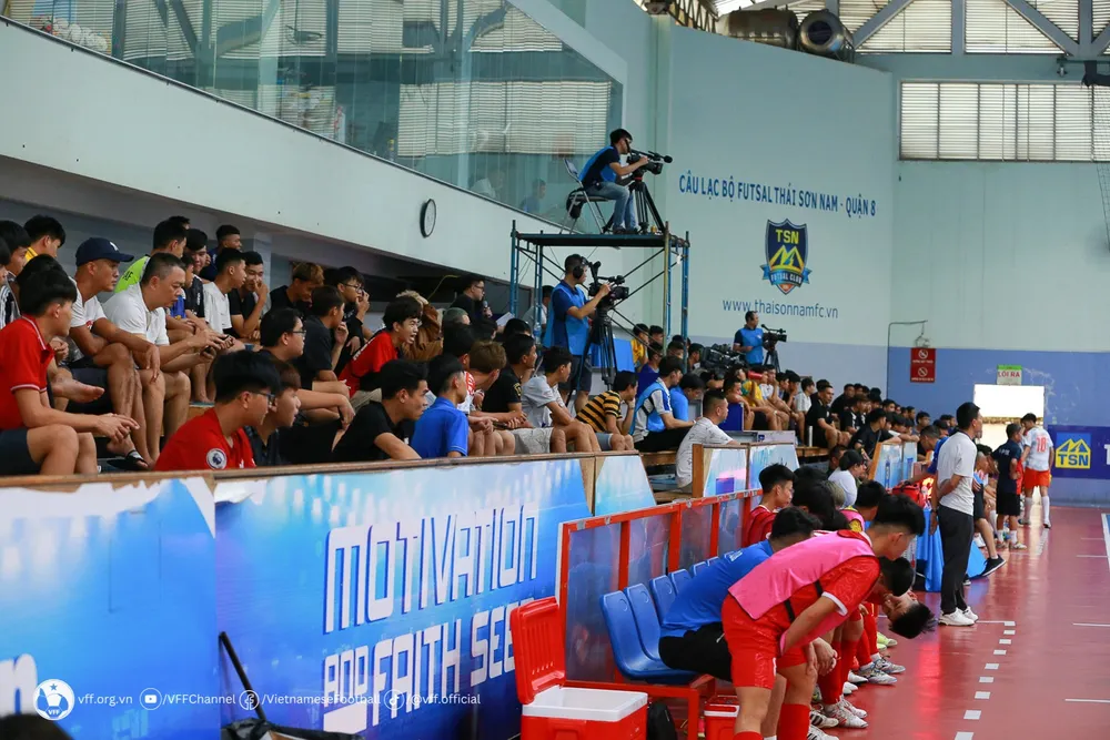 Đông đảo khán giả đến xem và cổ vũ ở ngày thi đấu đầu tiên