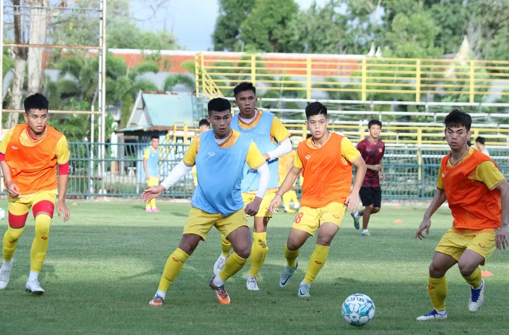 U23 Việt Nam ra sân tập luyện buổi đầu tiên ở TP Rayong