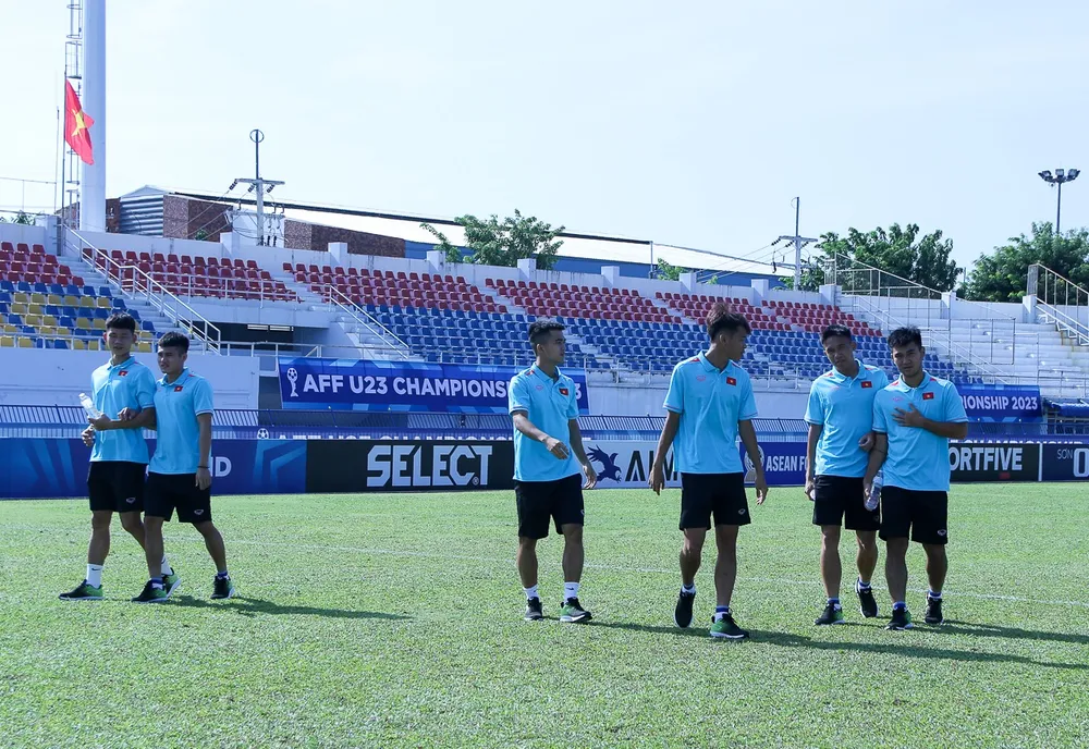 U23 Việt Nam háo hức khi đi bộ làm quen sân thi đấu ở Giải U23 Đông Nam Á 2023.