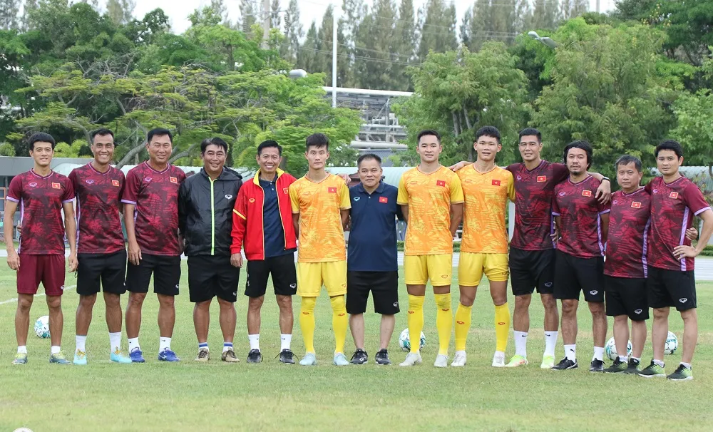 HLV trưởng Hoàng Anh Tuấn và BHL đội tuyển U23 Việt Nam động viên 3 cầu thủ không có tên trong danh sách chính thức tham dự giải vô địch U23 Đông Nam Á 2023