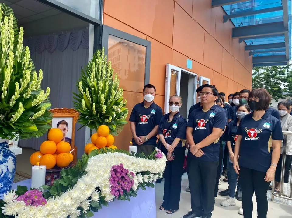 Đại diện CLB Hoàng Anh Gia Lai và cổ động viên đội bóng này tiễn biệt tiền đạo Paollo