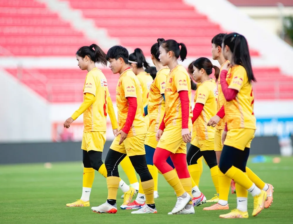 Đợt tập trung lần này Ban huấn luyện chủ động trẻ hóa dần lực lượng nhằm chuẩn bị cho tương lai. Nhiều cầu thủ trẻ vốn bị loại trước thềm tham dự VCK World Cup 2023 đã được gọi tập trung cùng các "đàn chị". Bên cạnh đó là không có mặt Thùy Trang (chia tay đội tuyển) và Huỳnh Như (đàm phán gia hạn hợp đồng với Lank FC)