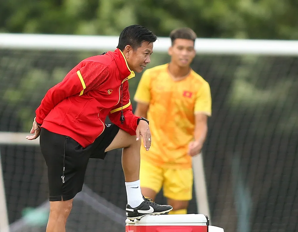 “Chúng tôi đã chuẩn bị tất cả những gì cần phải chuẩn bị cho trận đấu ngày mai. Chúng tôi biết cách ứng phó phù hợp với từng đối thủ. Chúng tôi dành sự tôn trọng đối với U23 Indonesia và sẽ nỗ lực để chơi với phong độ tốt nhất. Không chỉ riêng tôi mà bất kỳ HLV nào khác khi đối diện với trận đấu thì mục tiêu chỉ có một. Đó là hướng tới chiến thắng”, HLV Hoàng Anh Tuấn nói