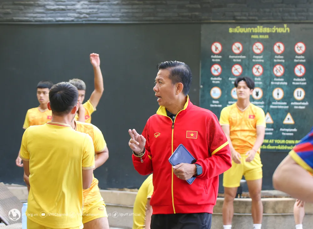 HLV Hoàng Anh Tuấn căn dặn các cầu thủ trong phần khởi động. Đây là lần thứ 2 liên tiếp U23 Việt Nam vào đến trận chung kết và hiện tại, đoàn quân của HLV Hoàng Anh Tuấn đang là đương kim vô địch của giải.